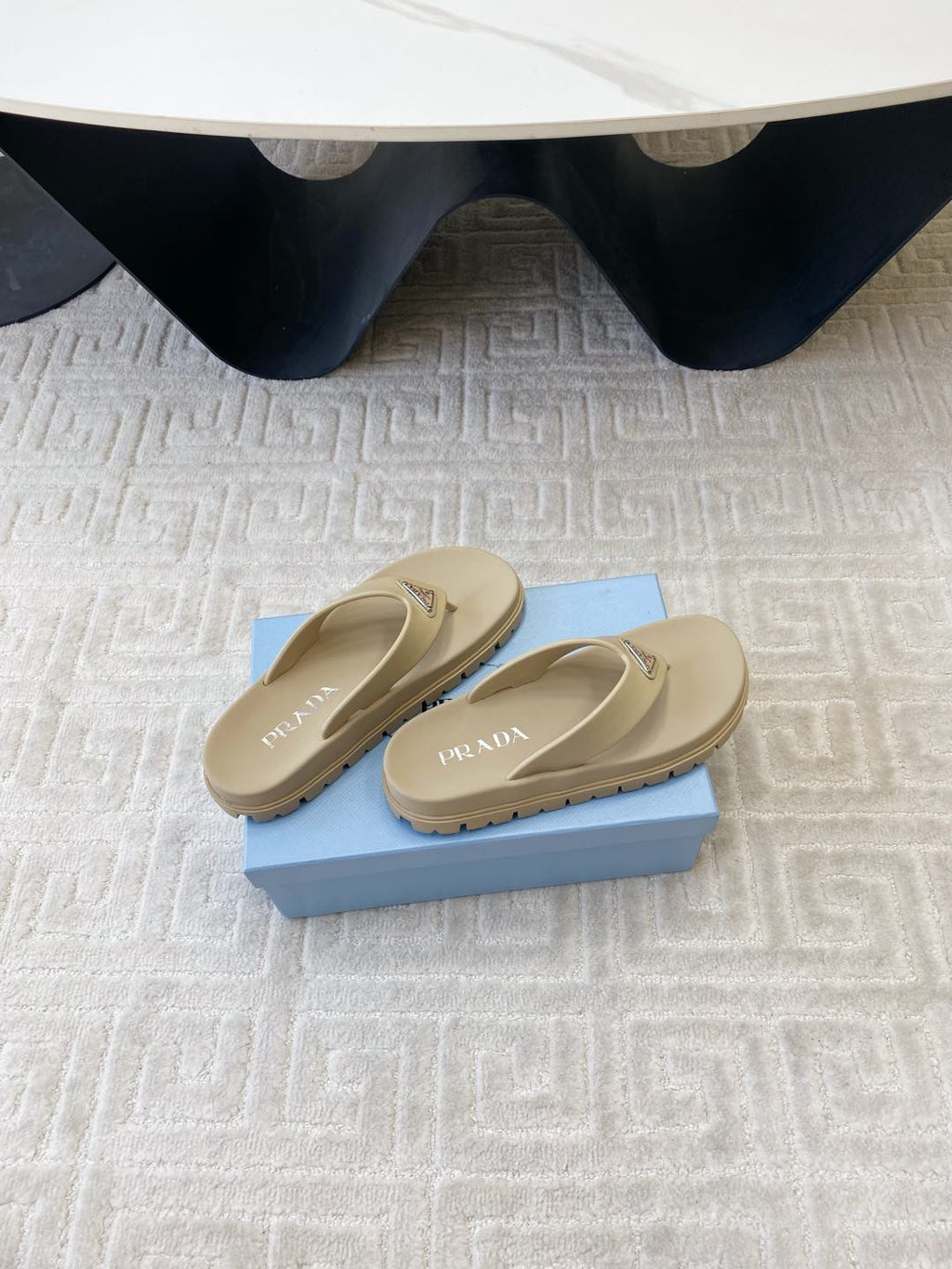 THICK-SOLED FLIP FLOPS IN ECRU BEIGE RUBBER