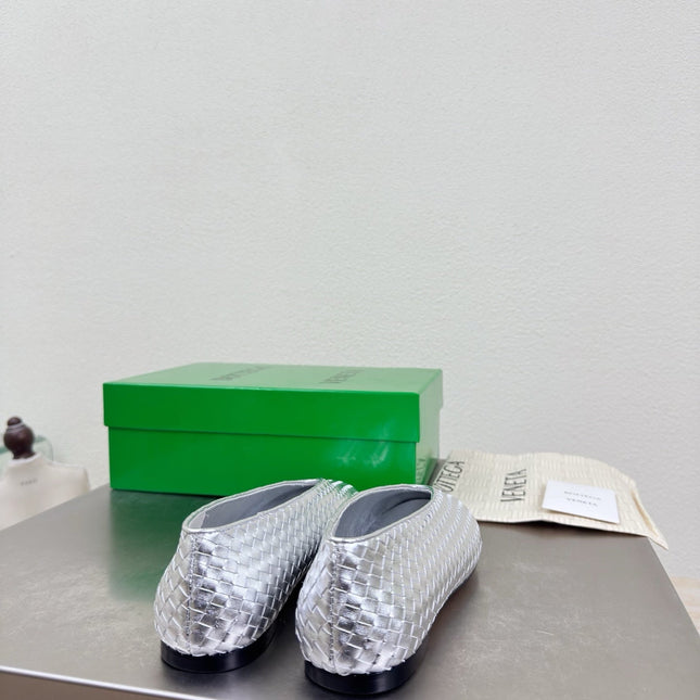 BOTTEGA VENETA 26S BALLET FLATS IN SILVER WOVEN LAMBSKIN