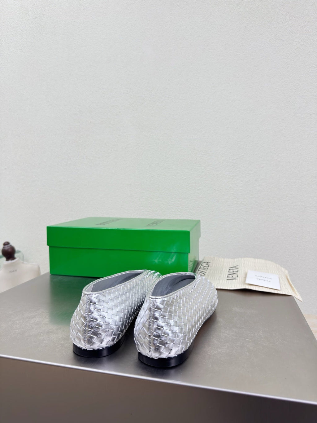 BOTTEGA VENETA 26S BALLET FLATS IN SILVER WOVEN LAMBSKIN