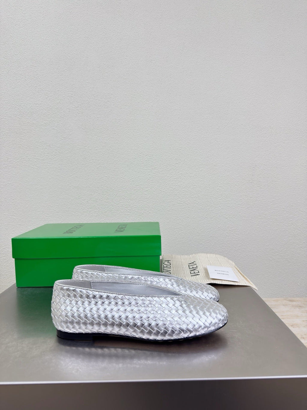 BOTTEGA VENETA 26S BALLET FLATS IN SILVER WOVEN LAMBSKIN