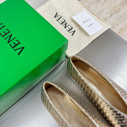 BOTTEGA VENETA 26S BALLET FLATS IN LIGHT GOLD WOVEN LAMBSKIN
