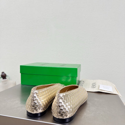 BOTTEGA VENETA 26S BALLET FLATS IN LIGHT GOLD WOVEN LAMBSKIN