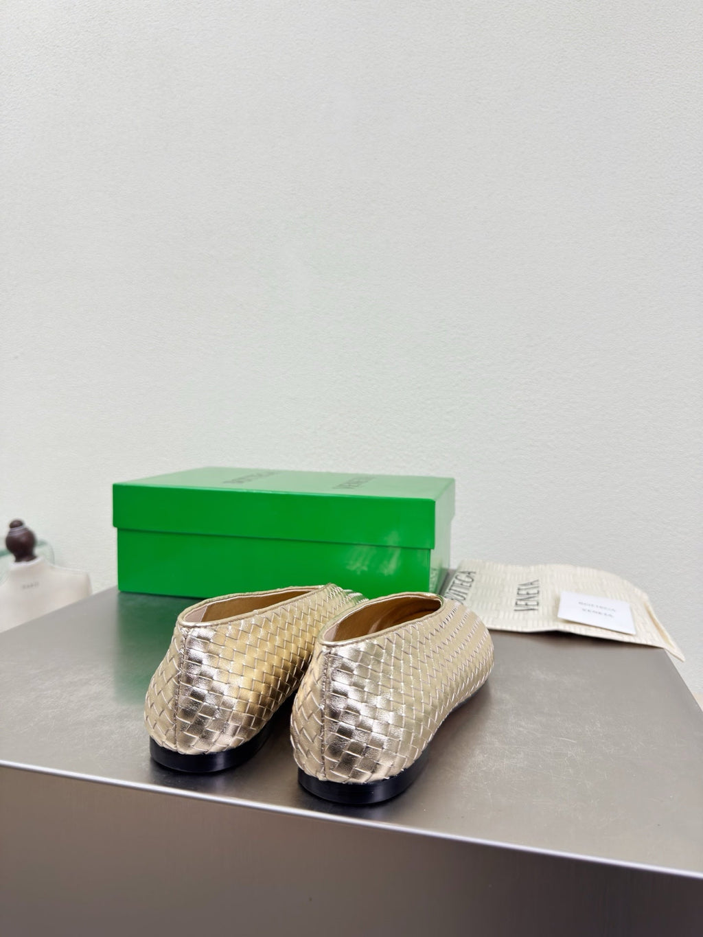 BOTTEGA VENETA 26S BALLET FLATS IN LIGHT GOLD WOVEN LAMBSKIN