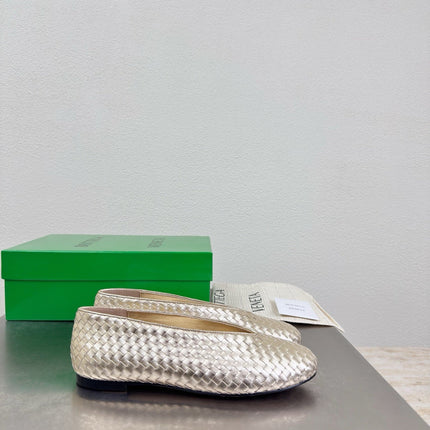 BOTTEGA VENETA 26S BALLET FLATS IN LIGHT GOLD WOVEN LAMBSKIN