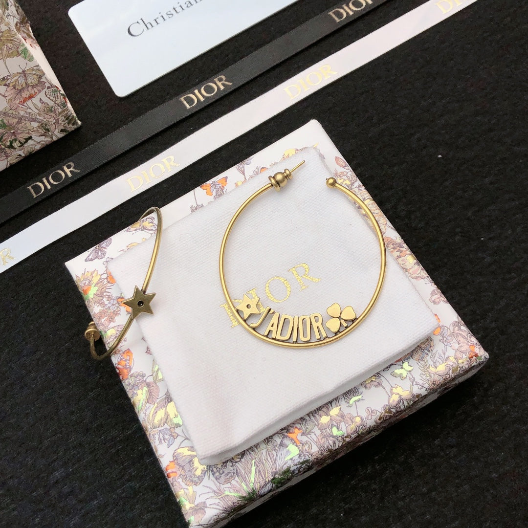 CD 26S STAR HOOP EARRINGS IN GOLD TONE METAL 644456
