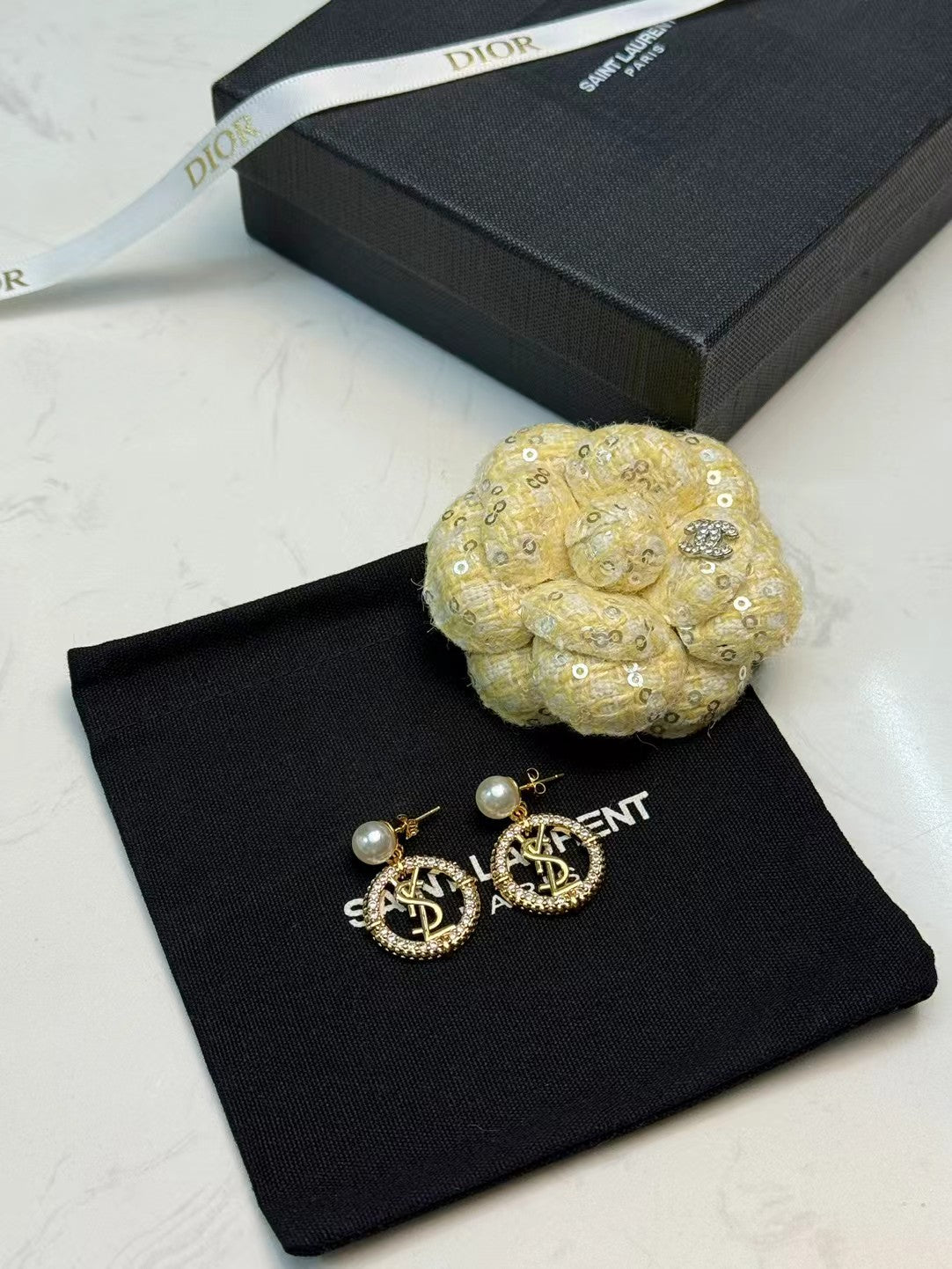 YSL 26S PEARL CIRCLE LOGO DROP EARRINGS IN GOLD TONE METAL WITH CRYSTALS 620547