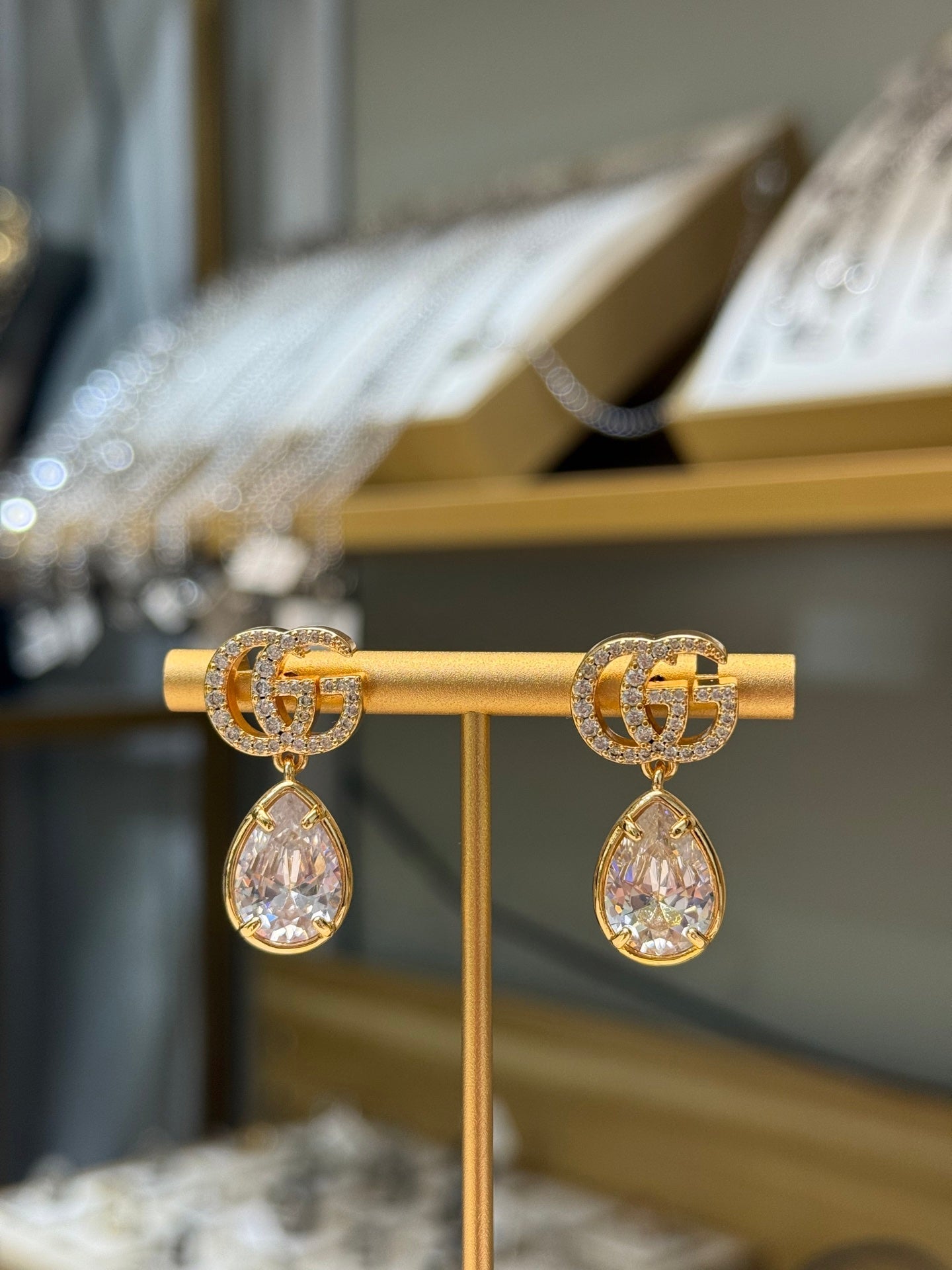GUCCI 26S INTERLOCKING GG CRYSTAL TEARDROP EARRINGS IN GOLD TONE METAL 621443