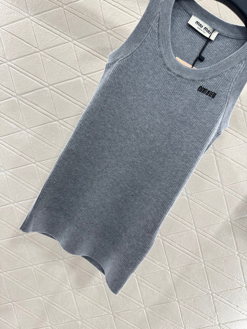 MIUMIU SLEEVELESS KNITTED SWEATER STYLE 114