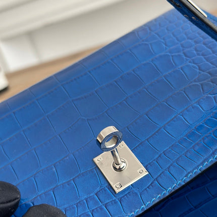 HM 26S KELLY MINI 22MM IN DARK BLUE CROC EMBOSSED CALFSKIN SILVER KELLY BUCKLE