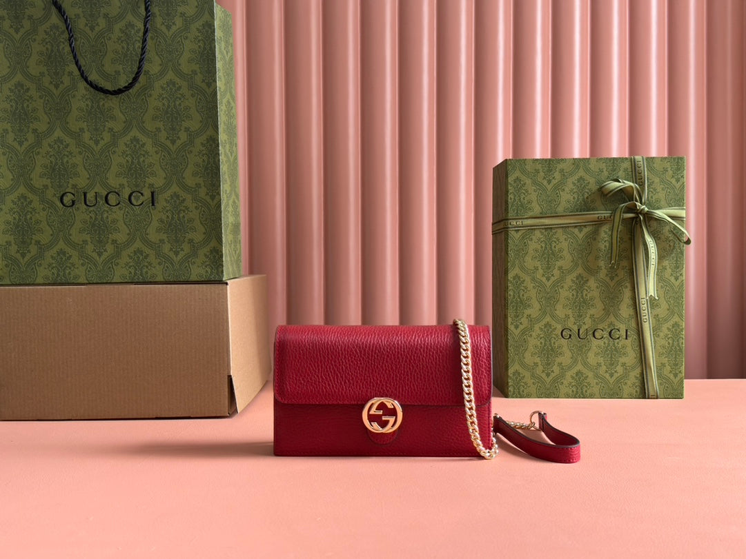 INTERLOCKING WOC 20 IN RED PEBBLED GRAINY CALFSKIN GOLD HARDWARE