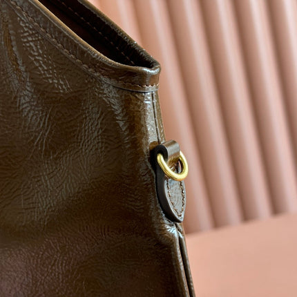 IVY 40 TOTE IN BROWN PATENT CALFSKIN GOLD HARDWARE