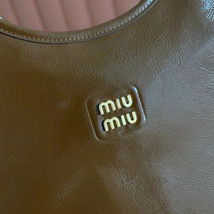 IVY 40 TOTE IN BROWN PATENT CALFSKIN GOLD HARDWARE