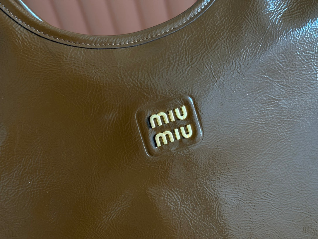 IVY 40 TOTE IN BROWN PATENT CALFSKIN GOLD HARDWARE