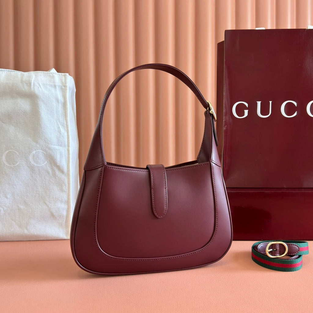 JACKIE SMALL SHOULDER BAG 27 IN BURGUNDY RED CALFSKIN GOLD HARDWARE