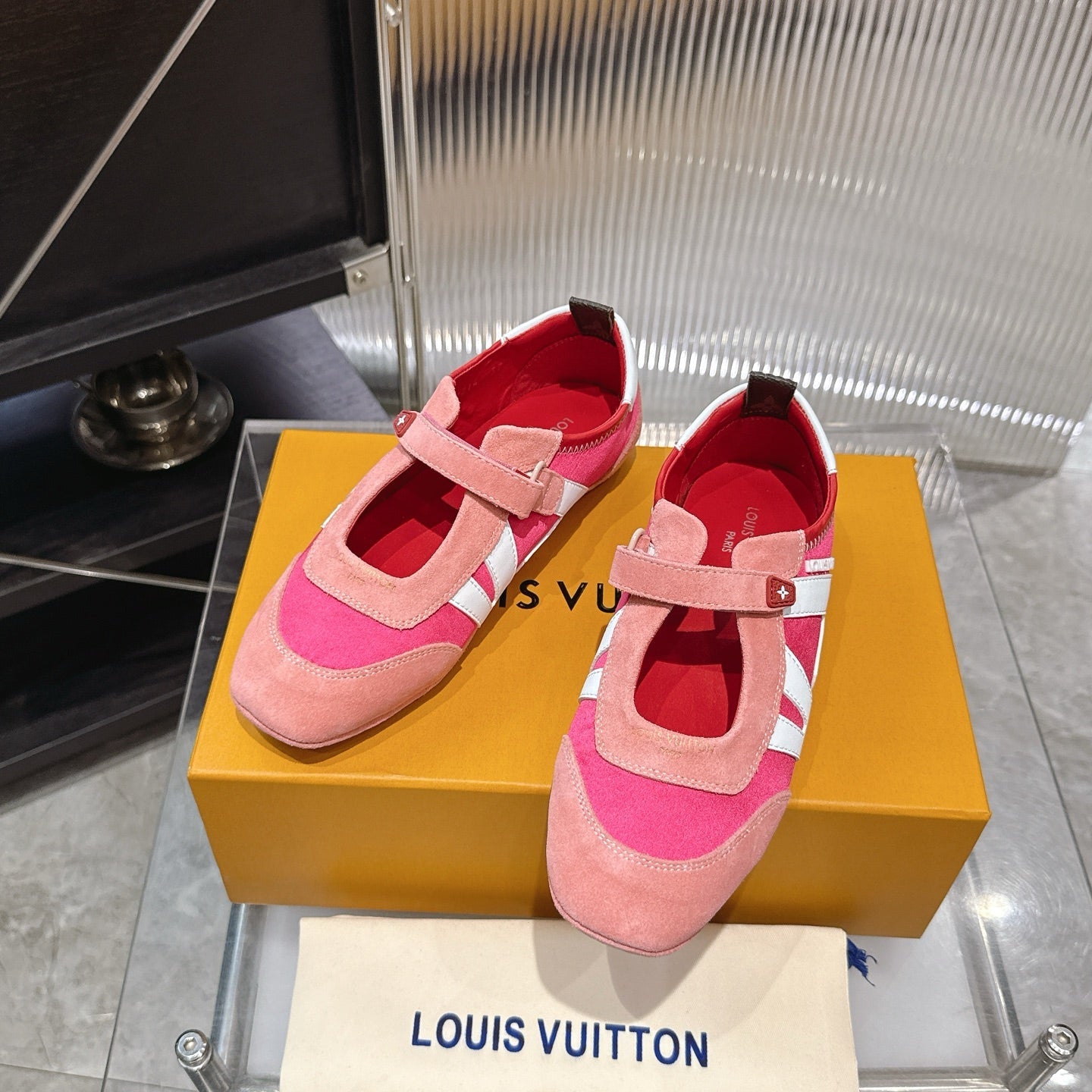LV 26S SNEAKERINA MARY JANE IN PINK SUEDE