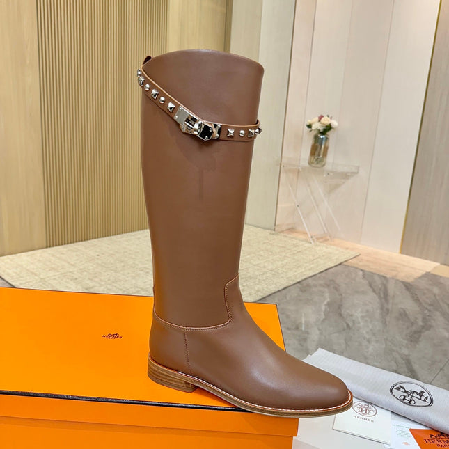 HM 25S KNEE-HIGH FLAT BOOTS IN BROWN LAMBSKIN WITH SILVER HARDWARE
