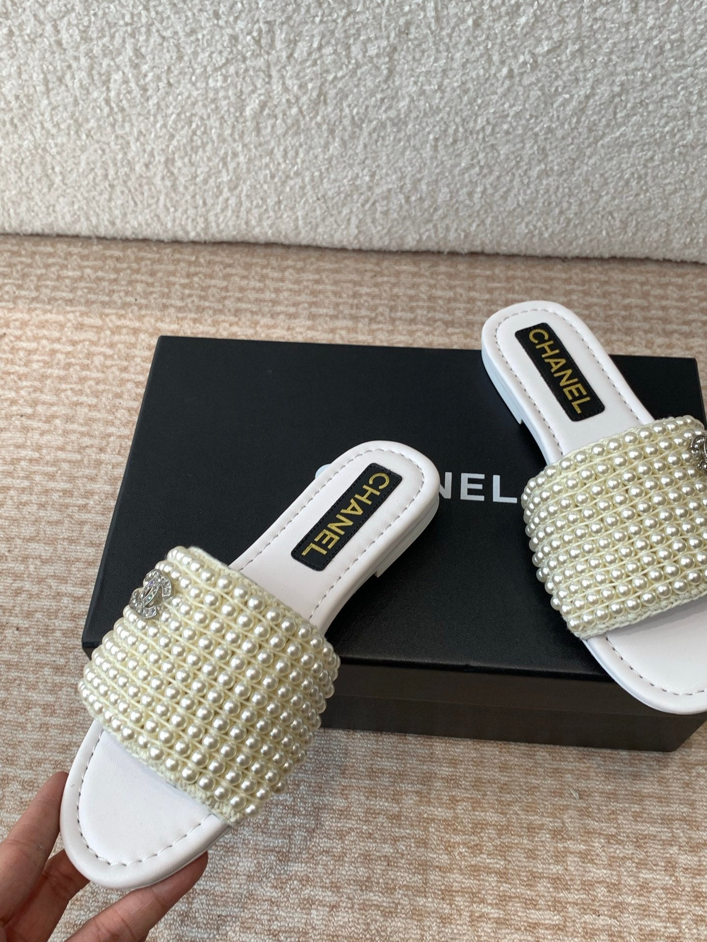 FLAT SLIDE IN WHITE LAMBSKIN WITH PEARLS