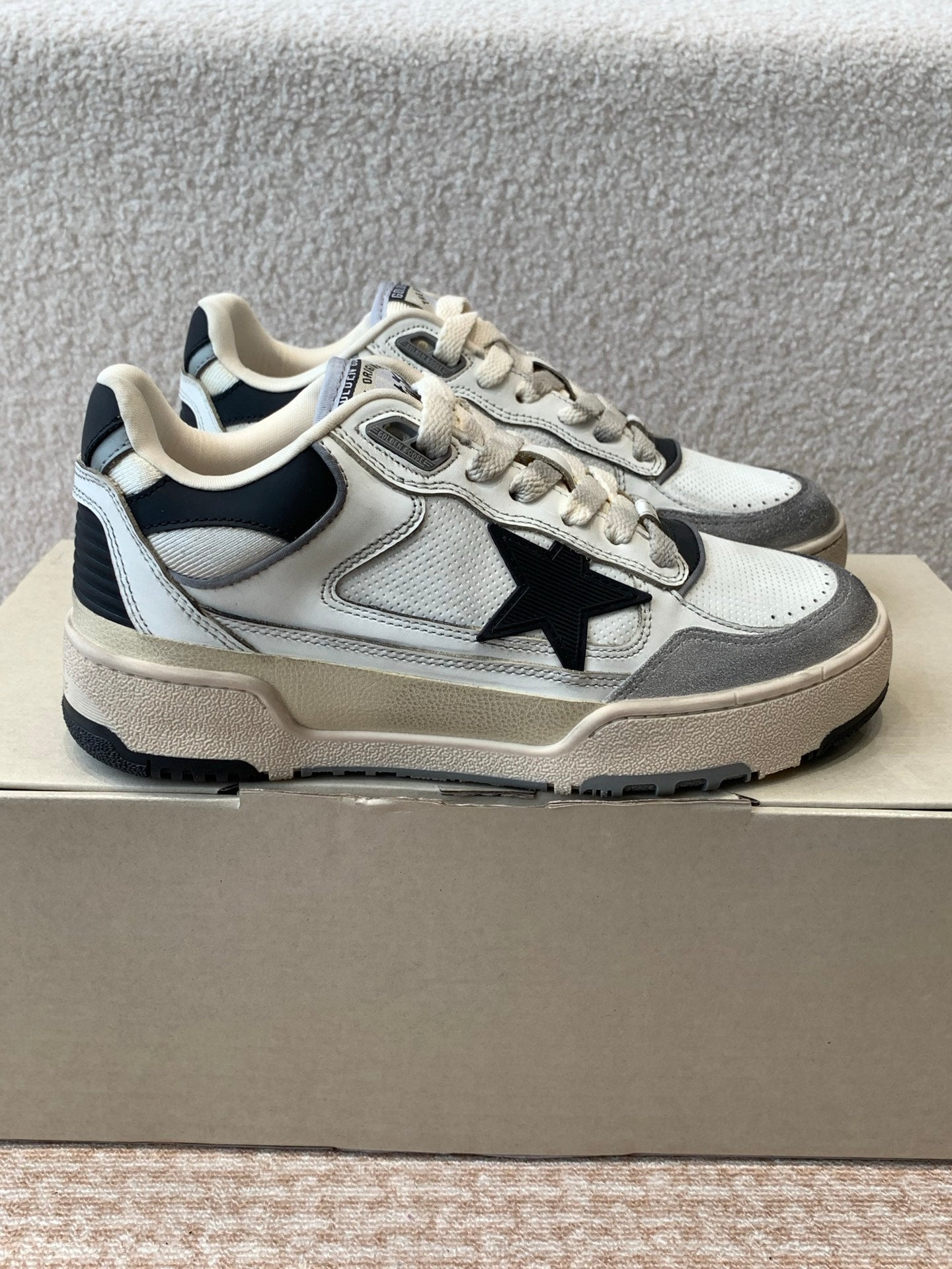 FORTY2 SNEAKERS WITH BLACK STAR WHITE CALFSKIN AND GREY SUEDE UPPER