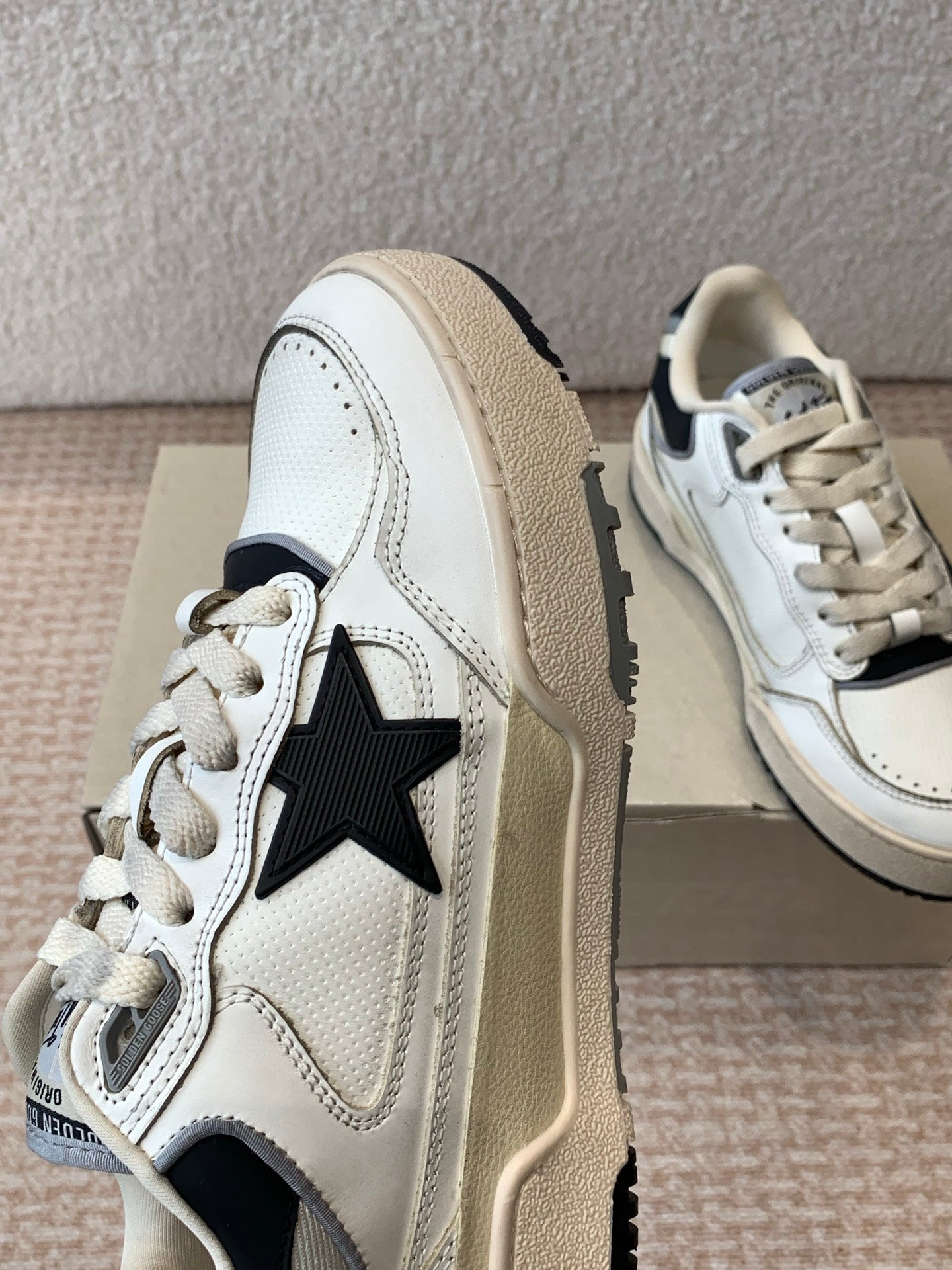FORTY2 SNEAKERS WITH BLACK STAR AND WHITE LEATHER HEEL TAB