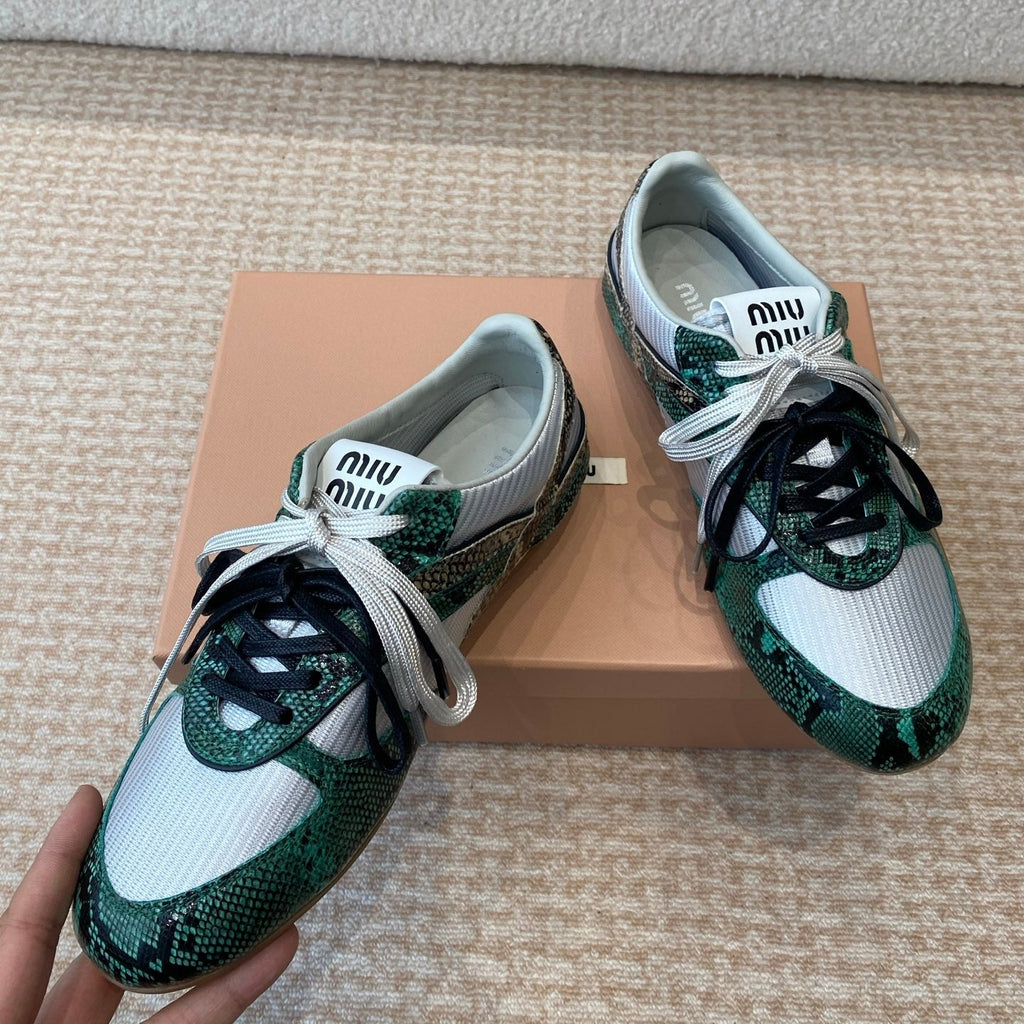 GYMNASIUM SNEAKER IN SILVER FABRIC AND DARK GREEN SNAKE EFFECT CALFSKIN