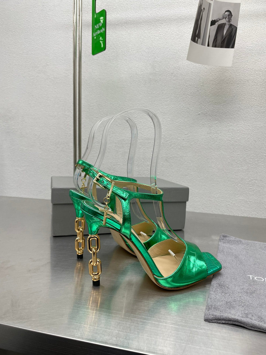 HIGH-HEELED T-STRAP SANDAL IN EMERALD GREEN CALFSKIN