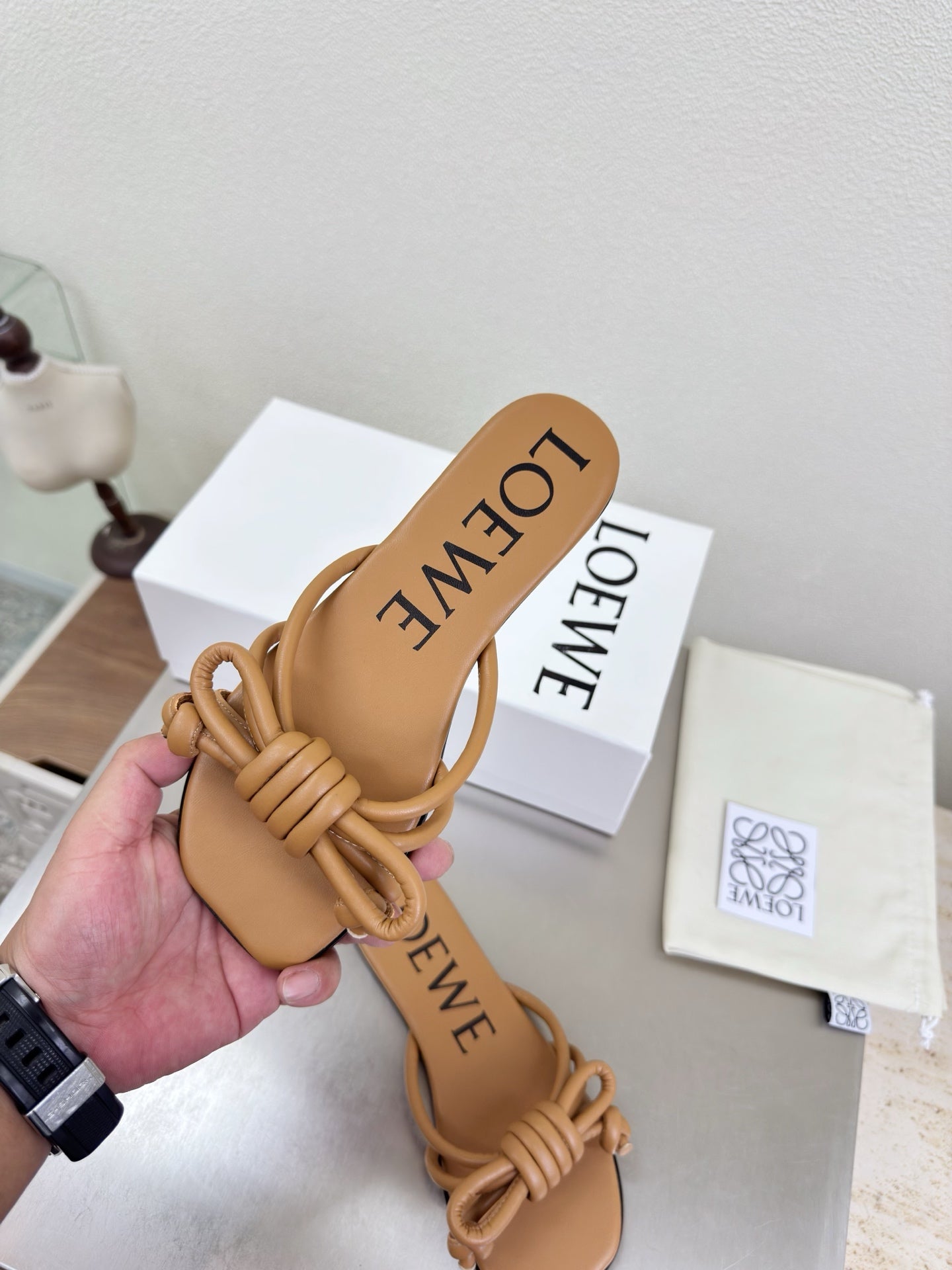 LOEWE 26S FLAMENCO KNOT SANDAL IN CAMEL BROWN CALFSKIN