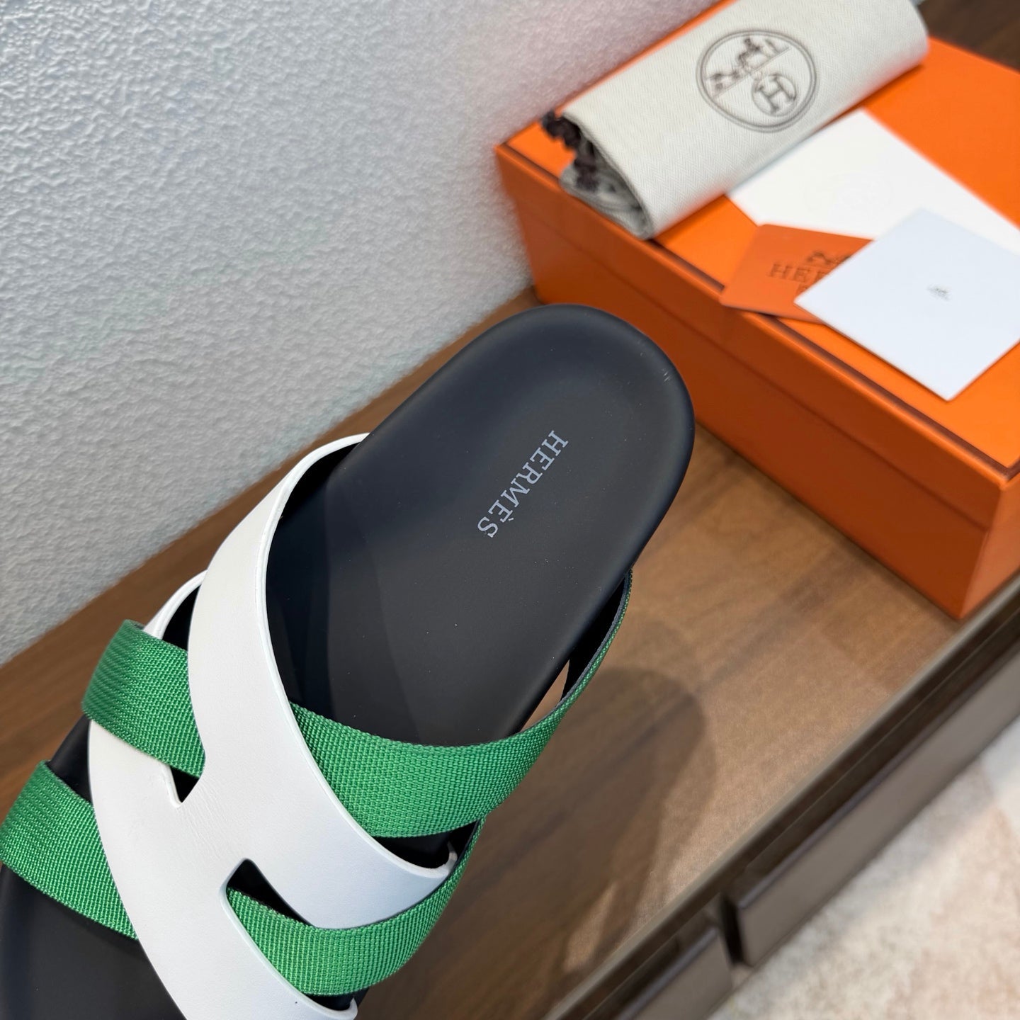 HM 26S KAZIMIR SANDAL IN WHITE CALFSKIN AND GREEN FABRIC