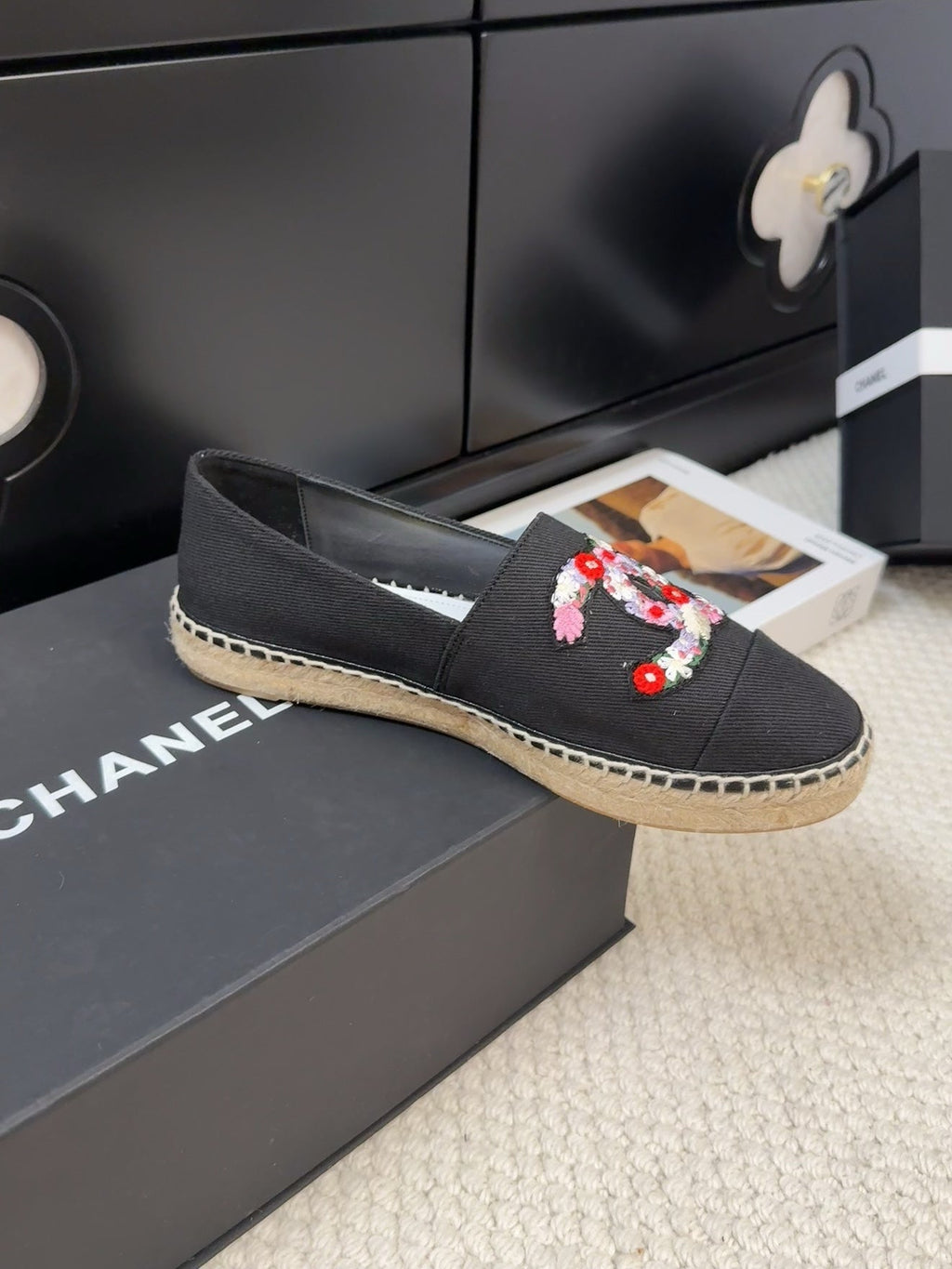LOAFER IN BLACK CANVAS WITH COLORFUL LOGO