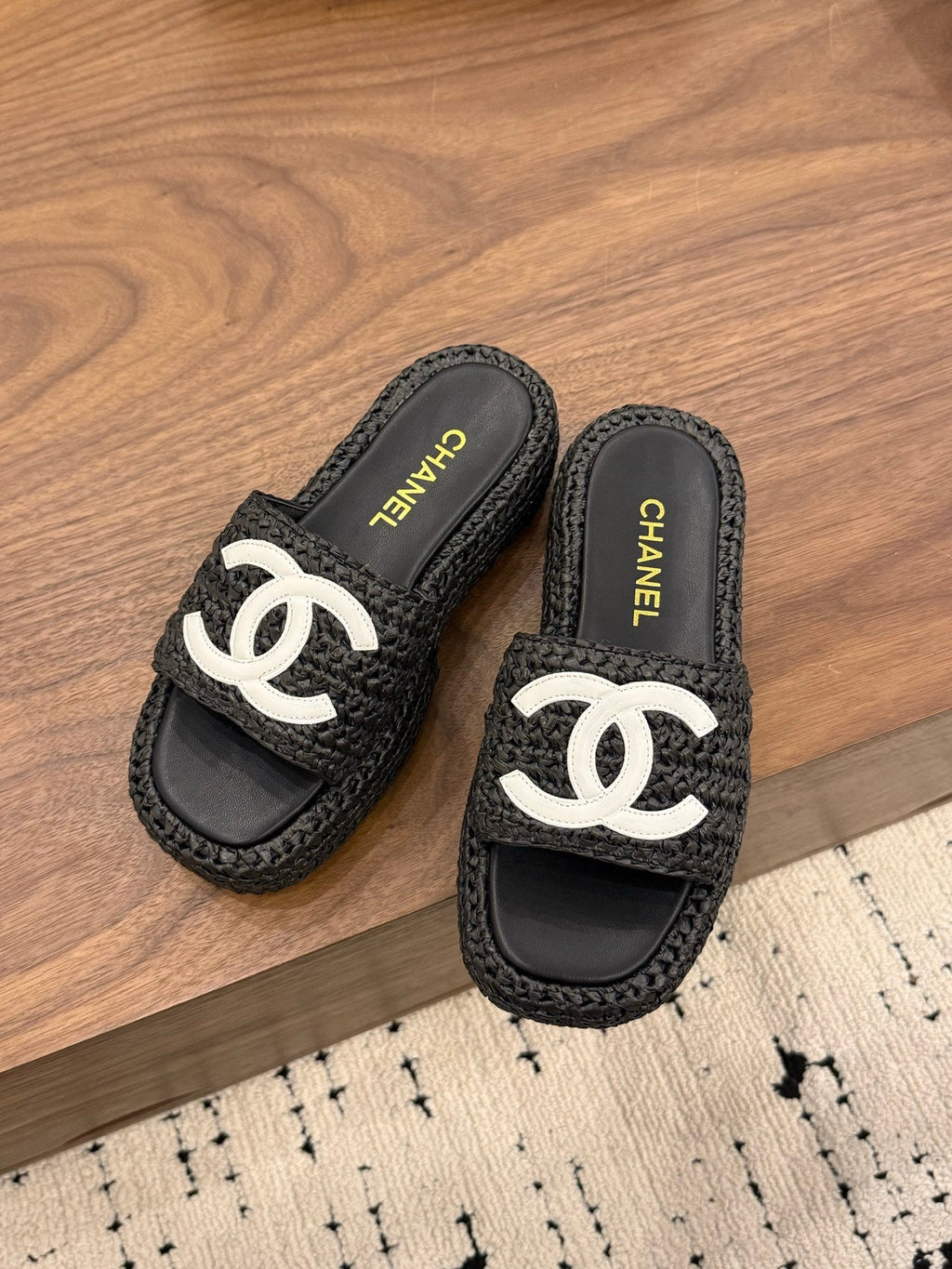 CHANEL 26S PLATFORM SLIDES 40 MM IN BLACK WOVEN RAFFIA