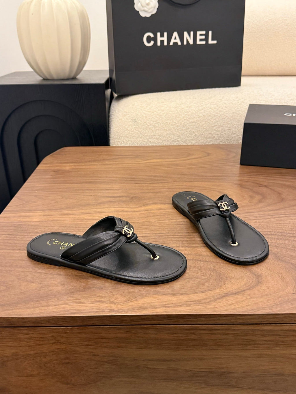 CHANEL 26S THONG SANDALS IN BLACK CALFSKIN WITH CC LOGO