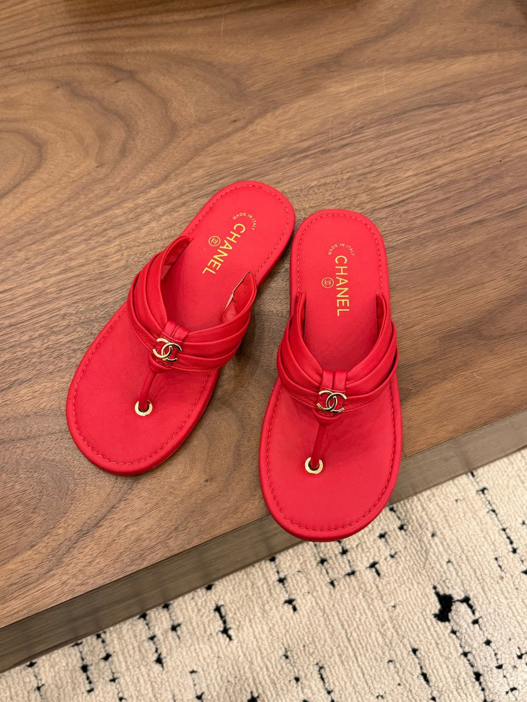CHANEL 26S THONG SANDALS IN RED CALFSKIN WITH CC LOGO