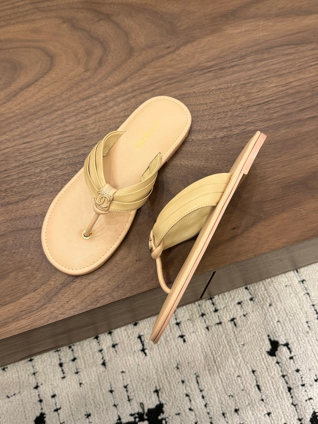 CHANEL 26S THONG SANDALS IN BEIGE CALFSKIN WITH CC LOGO