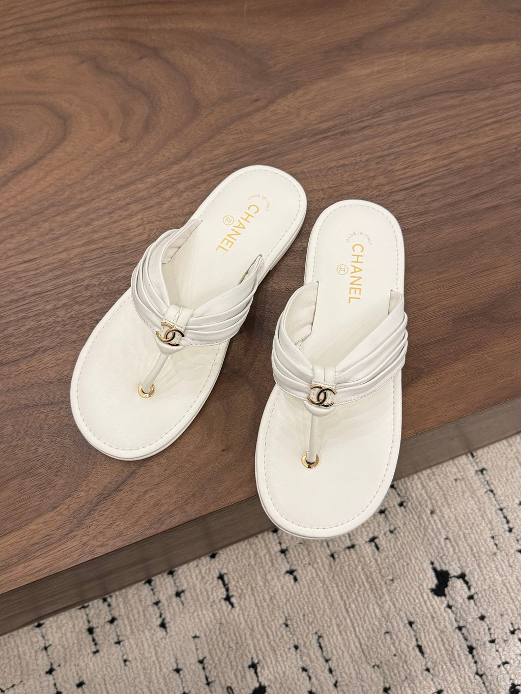 CHANEL 26S THONG SANDALS IN WHITE CALFSKIN WITH CC LOGO