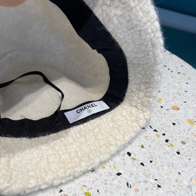 BUCKET HAT IN WHITE LAMB FUR 422035