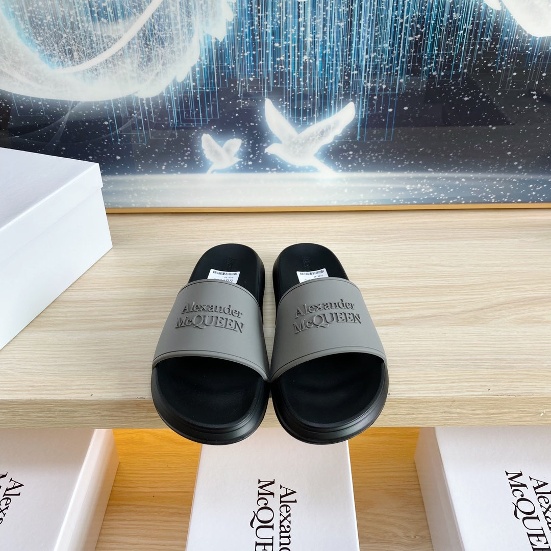 SLIDES SANDAL IN BLACK TPU WITH GREY EMBOSSED LOGO STRAP