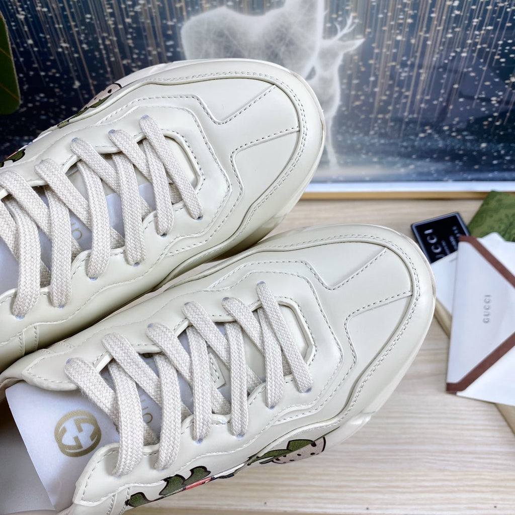 GG COUPLE TRAINER WHITE CALFSKIN WITH STRAWBERRY ICON