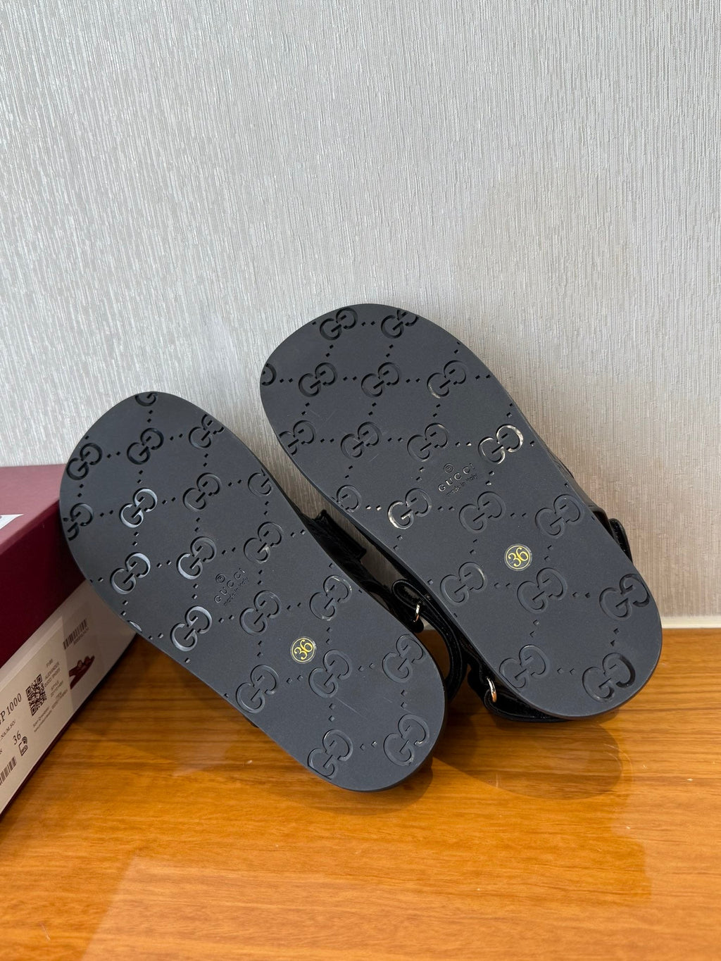 GG SANDALS S25 IN BLACK LAMBSKIN EMBOSSED LOGO WITH GOLD HARDWARE