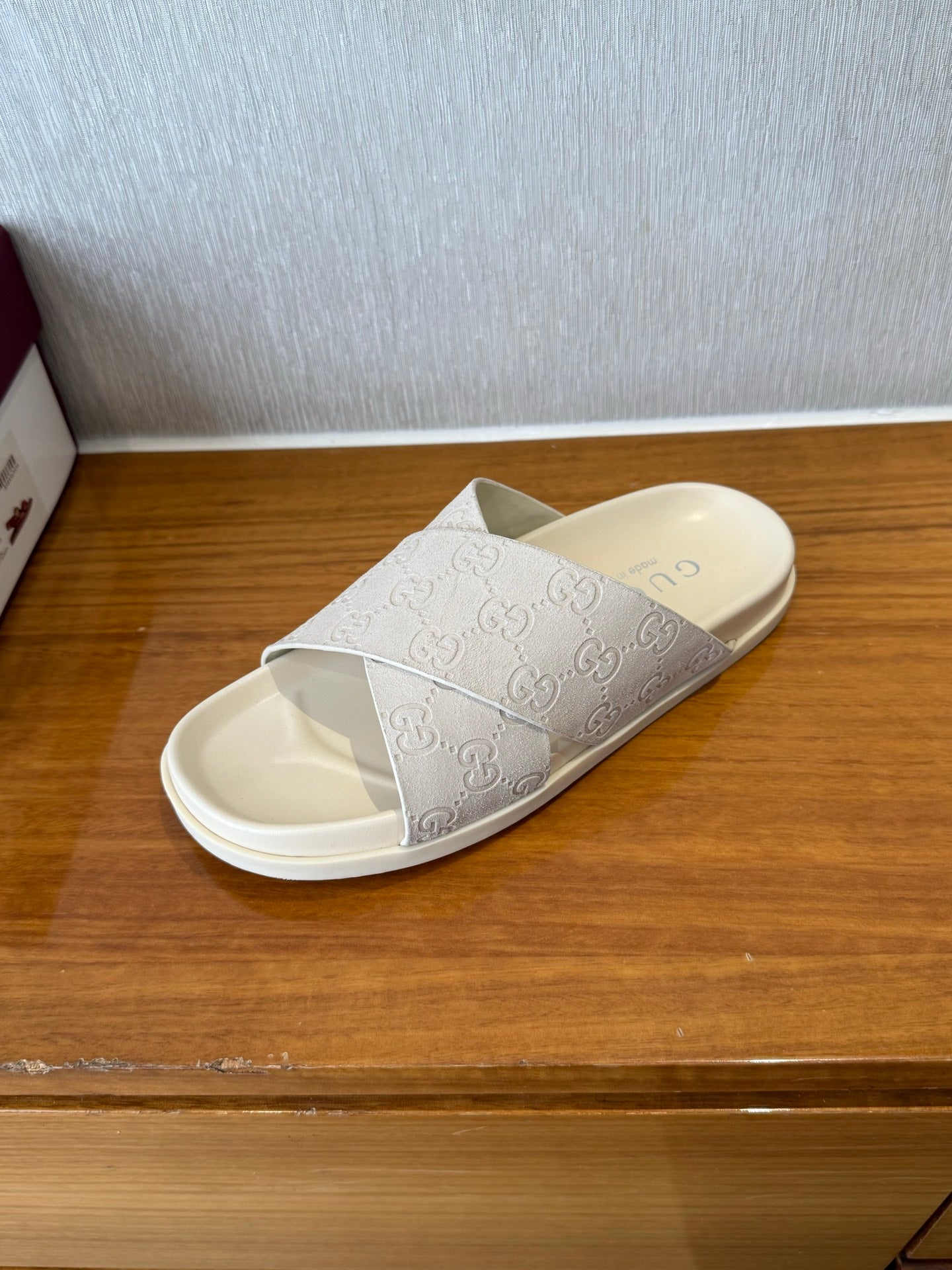 GG SLIDES X-STRAP IN WHITE SUEDE WITH EMBOSSED LOGO