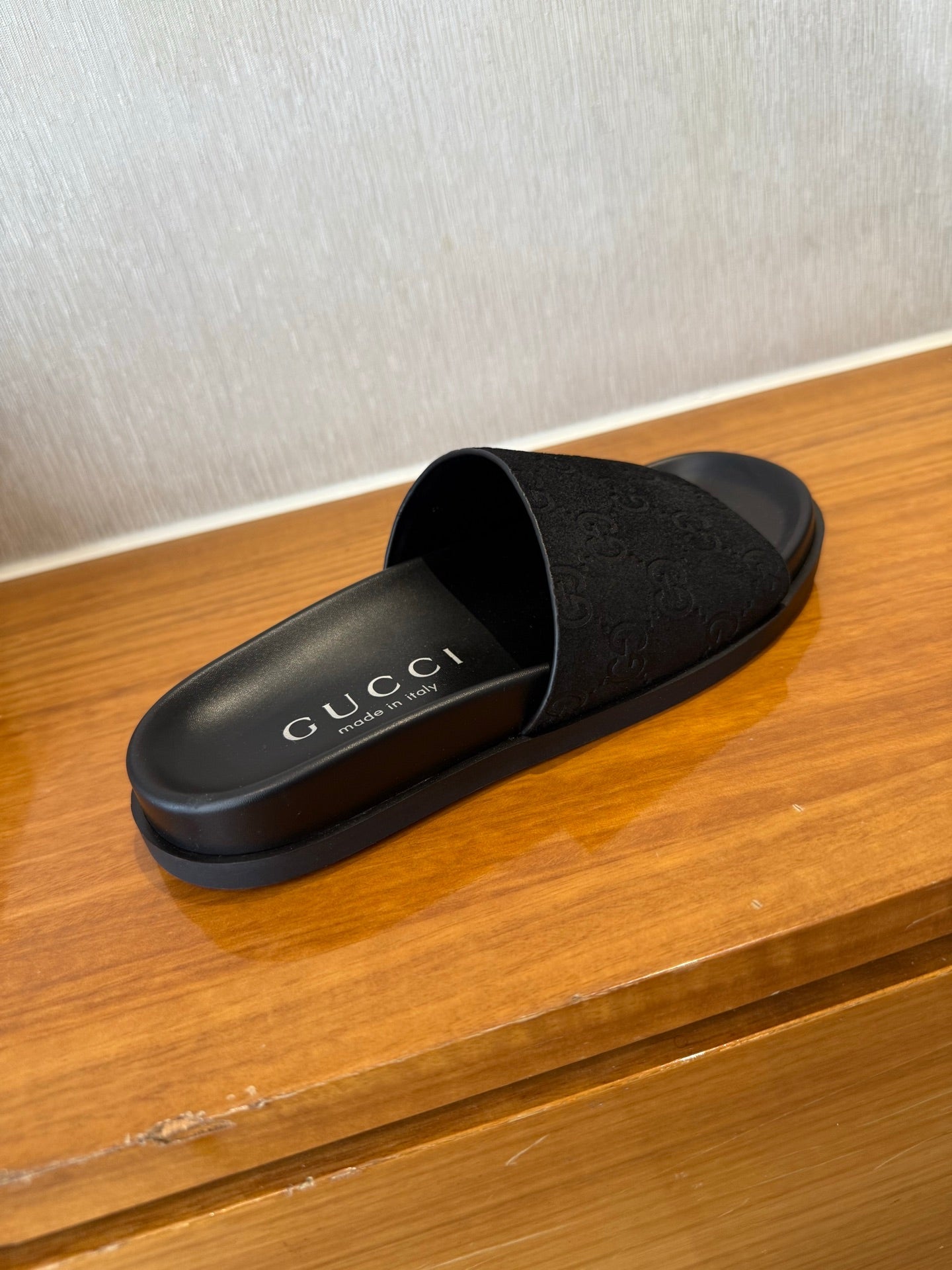 GG SLIDES IN BLACK SUEDE WITH EMBOSSED LOGO