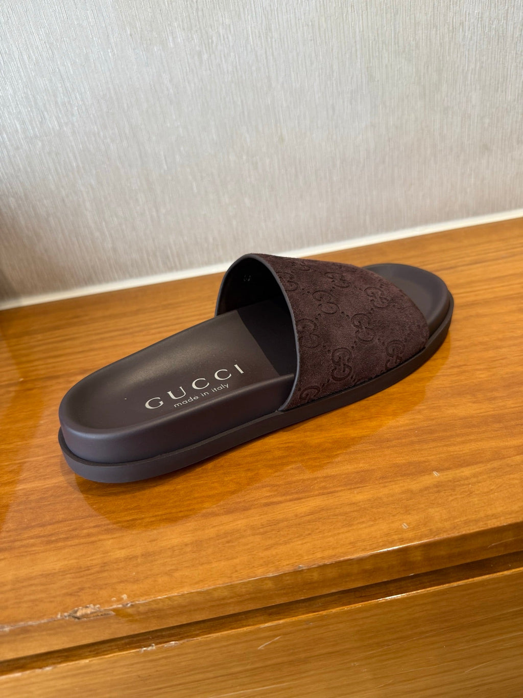 GG SLIDES IN DARK BROWN SUEDE WITH EMBOSSED LOGO