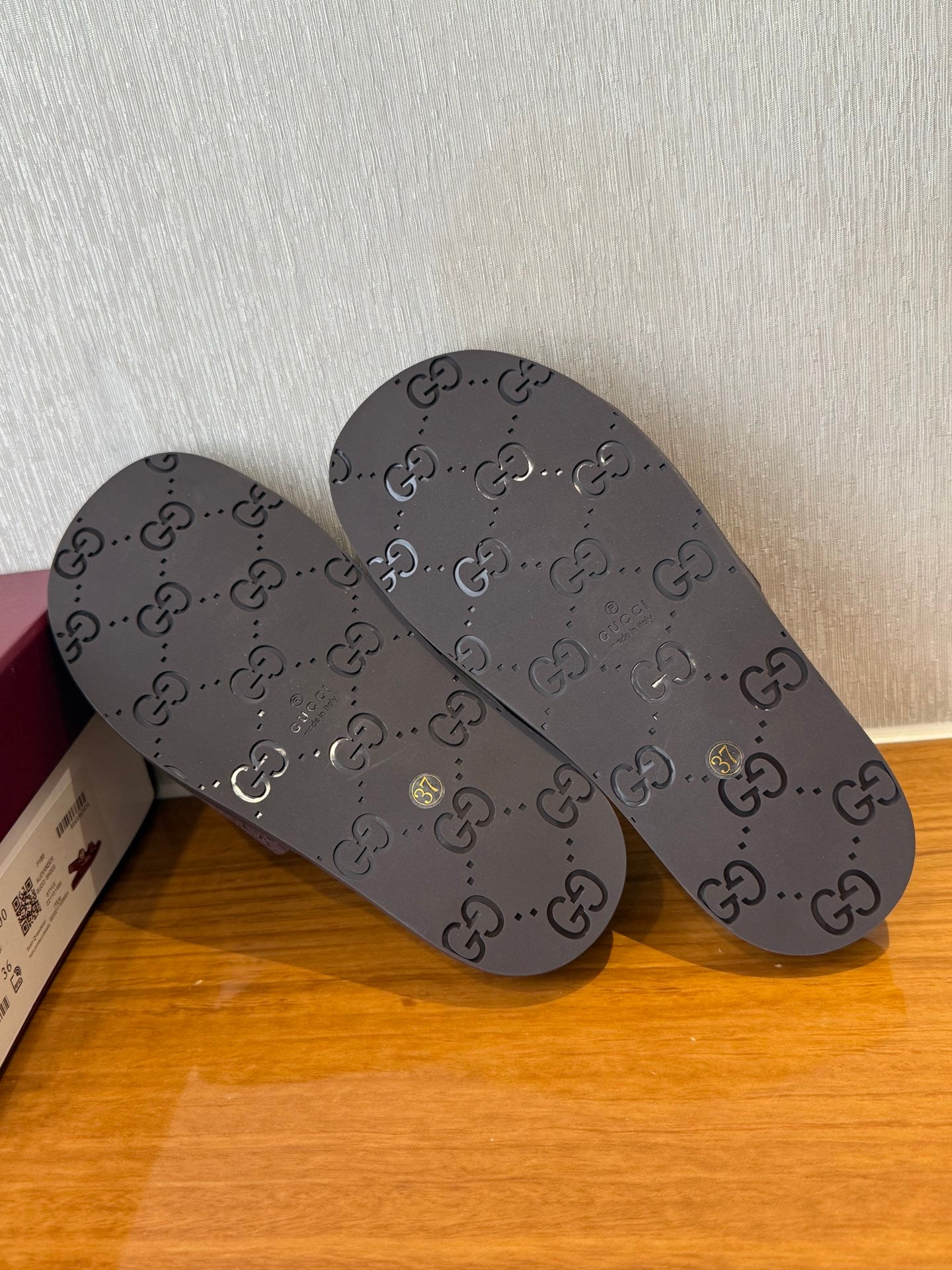 GG SLIDES IN DARK BROWN SUEDE WITH EMBOSSED LOGO