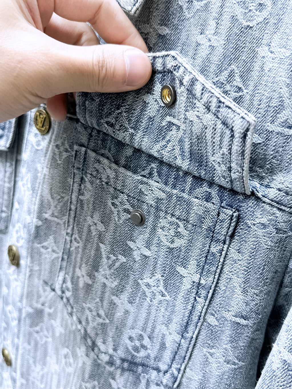 LV SHIRT JACKET IN WHITE BLUE MONOGRAM DENIM 239126