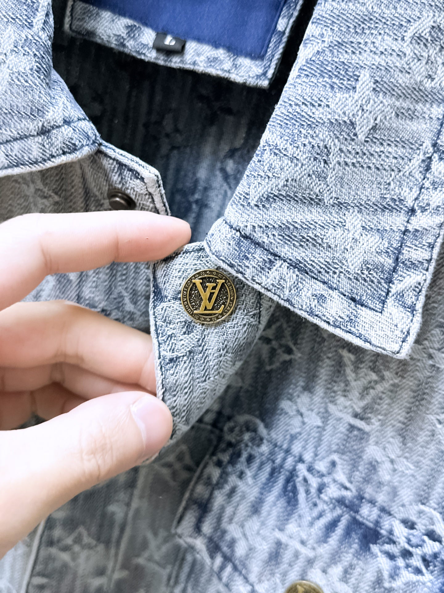 LV SHIRT JACKET IN WHITE BLUE MONOGRAM DENIM 239126