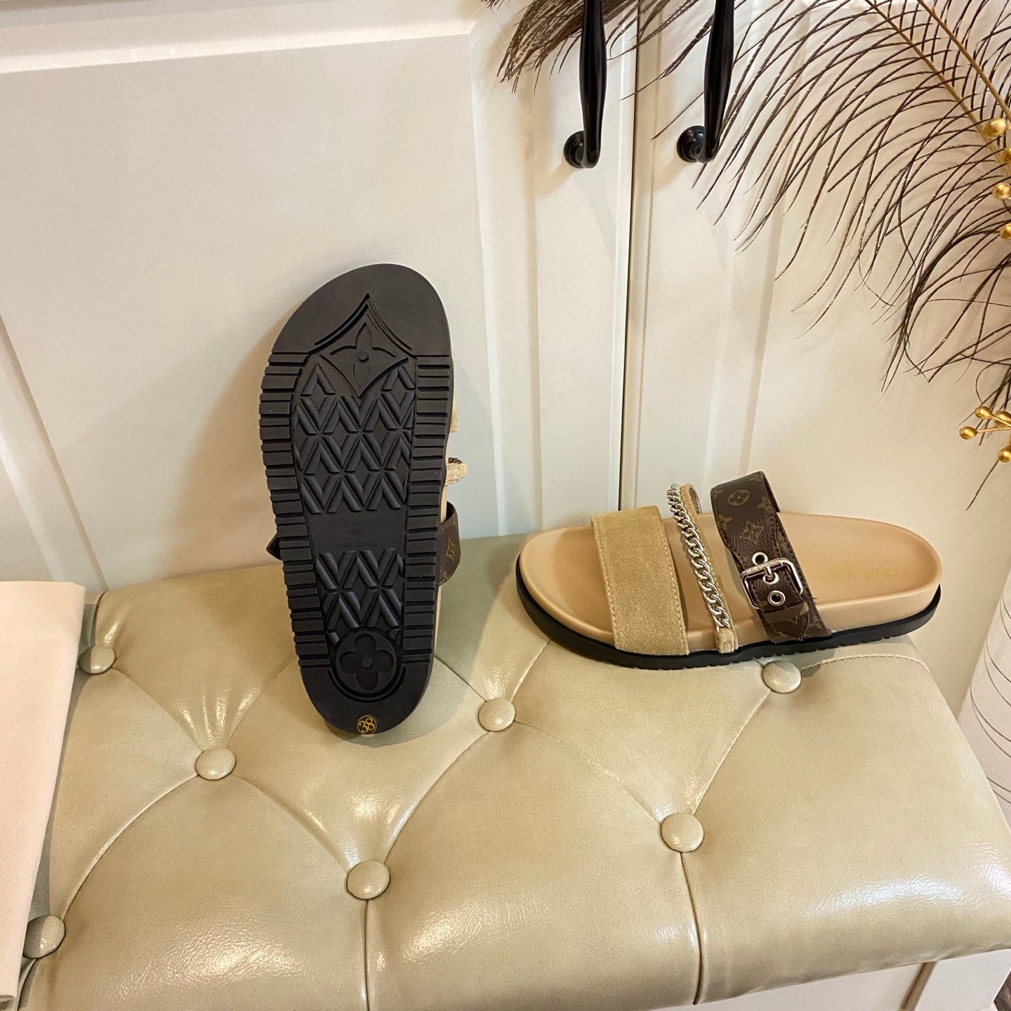 LV 26S STRAP SLIDES IN BROWN SUEDE AND CANVAS