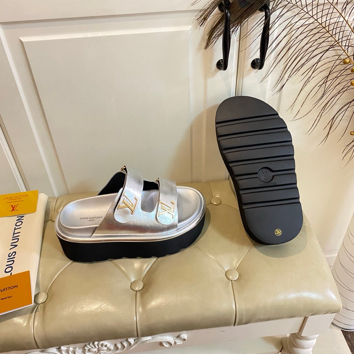 LV 26S WEDGE SLIDES 45 MM IN SILVER CALFSKIN