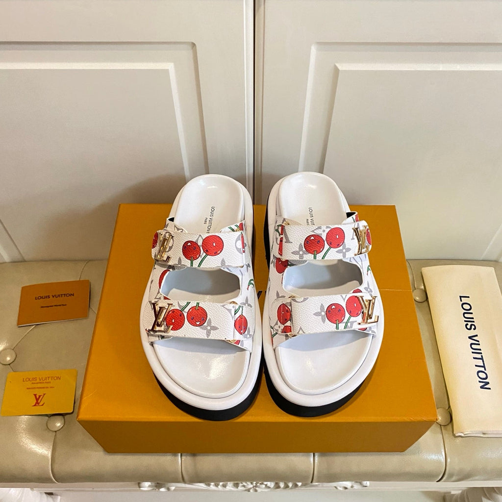 LV 26S WEDGE SLIDES 45 MM IN WHITE MONOGRAM COATED CANVAS WITH CHERRY PRINT