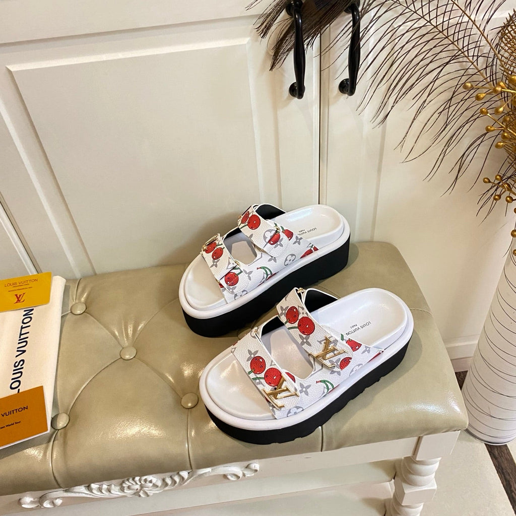 LV 26S WEDGE SLIDES 45 MM IN WHITE MONOGRAM COATED CANVAS WITH CHERRY PRINT