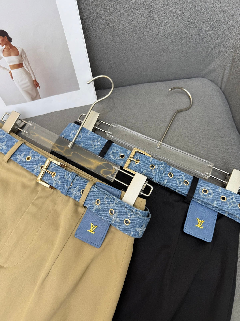 FRONT-SLIT SKIRT WITH LOGO BELT