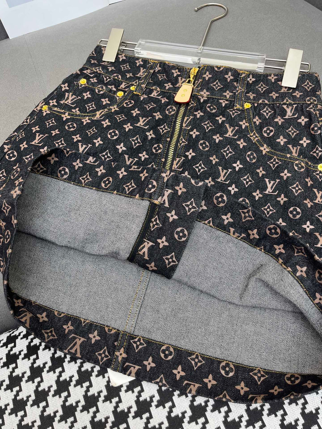 LV NEW STYLE DENIM SKIRT WITH FRONT CENTER ZIPPER 269062