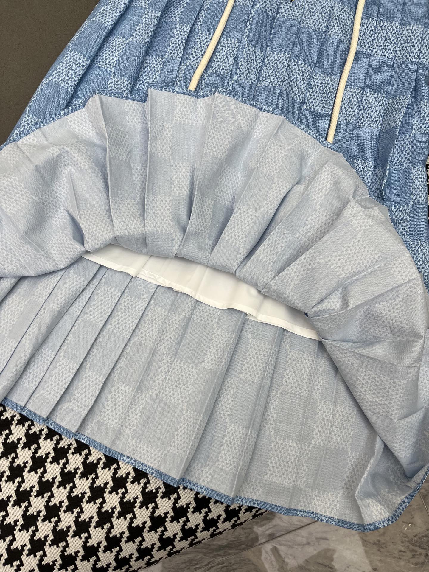LV DRESS PLEATED HEM 25IN POLYESTER 266634